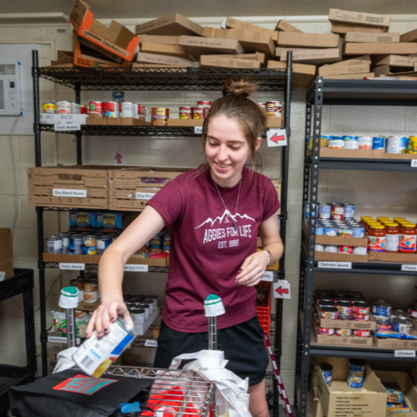 Student volunteering at Aggie Cupboard